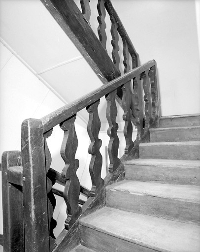 Escalier de la maison au 51, rue Gaston-Guillemet