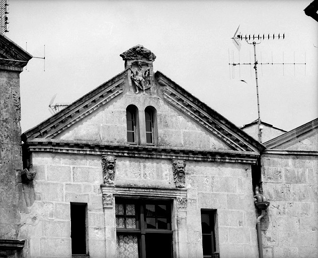 Partie supérieure de la façade.