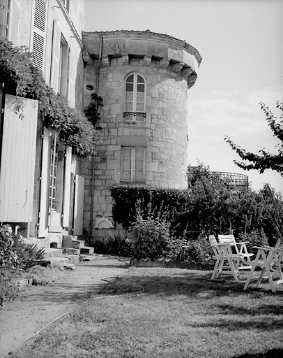 Tour d'enceinte au 4, rue des Halles.