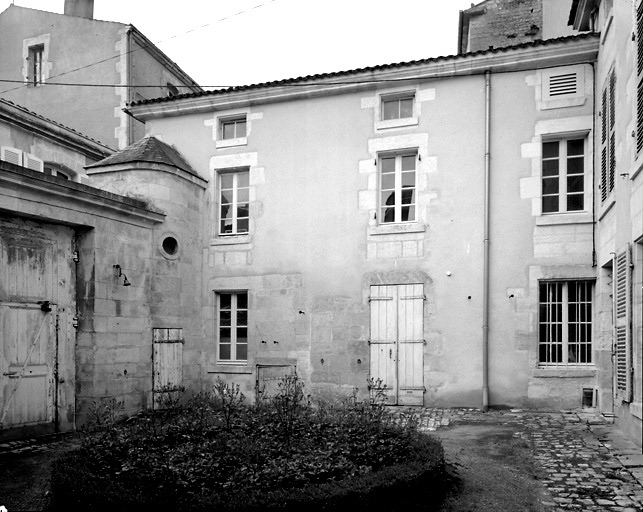 Vue prise de l'intérieur de la cour montrant l'aile de communs.