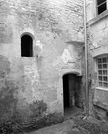 Vestiges d'une maison du XVIème siècle, au 25, rue Saint-Nicolas : partie basse de la façade de l'escalier.