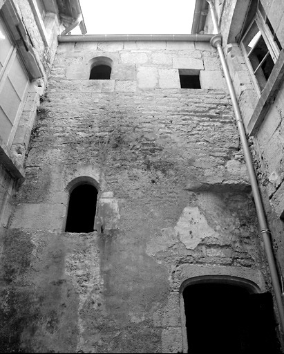 Vestiges d'une maison du XVIème siècle, au 25, rue Saint-Nicolas : partie haute de la façade de l'escalier.