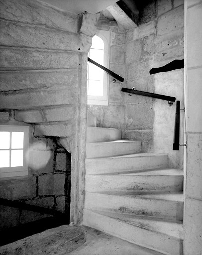 Vue de l'escalier au niveau du rez-de-chaussée. Noter à droite, une porte murée donnant autrefois accès au second logis.