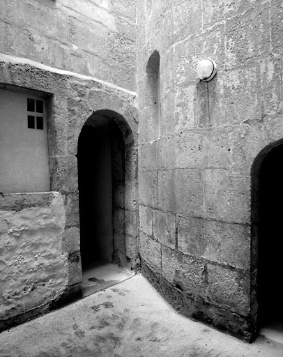 Vue prise du puits de lumière. De gauche à droite : porte du second logis et tourelle d'escalier.