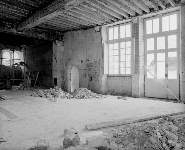 Rez-de-chaussée de l'aile sud-est : vue intérieure prise de l'est pendant les travaux, en 1996.