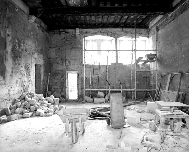 Rez-de-chaussée de l'aile sud-est : vue intérieure prise du nord pendant les travaux, en 1996.