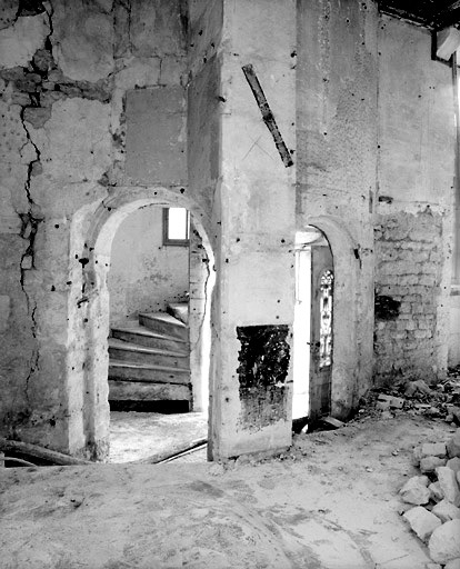 Rez-de-chaussée de l'aile sud-est : vue intérieure prise en direction de l'escalier pendant les travaux, en 1996.