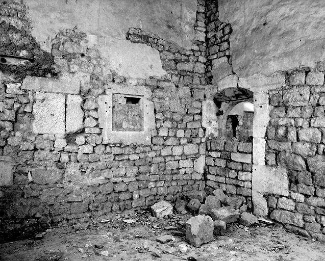 Rez-de-chaussée de l'aile sud-est : vue intérieure de la petite pièce coté cour, près de l'escalier secondaire. Photo prise en 1996, pendant les travaux.