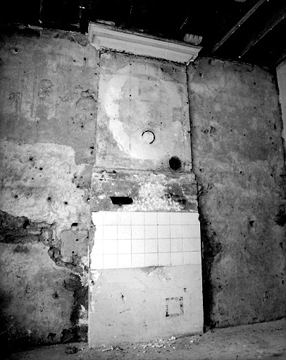 Rez-de-chaussée de l'aile sud-est : cheminée de la petite pièce coté Vendée, près de l'escalier secondaire. Photo prise en 1996, pendant les travaux.