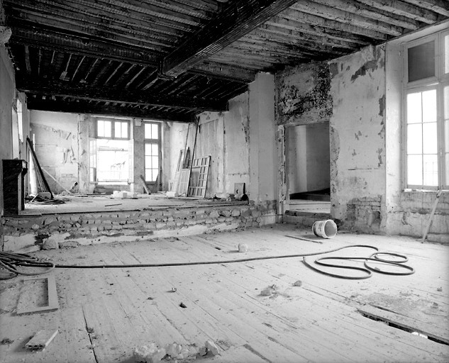 Premier étage de l'aile sud-est : vue prise de l'est pendant les travaux, en 1996. Noter les vestiges de peinture.