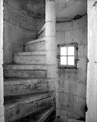 Aile sud-est : vue intérieure de l'escalier secondaire.