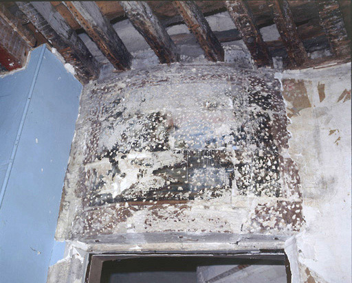Premier étage de l'aile sud-est : peinture murale dégagée pendant les travaux en 1996 (cf. cliché 96 85 00392 X).
