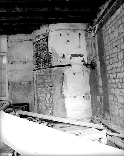 Premier étage de l'aile sud-ouest : vue prise en direction de l'escalier montrant des vestiges de peinture. Photo prise pendant les travaux, en 1996.