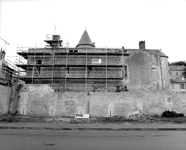 Façade arrière de l'aile sud-est. Photo prise pendant les travaux, en 1996.