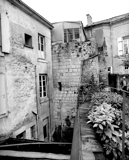 Tour d'enceinte incluse dans la maison 2, rue de Crévillente : vue prise du jardin.