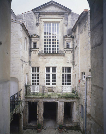 Façade sur cour du second logis.