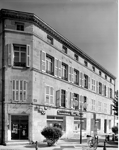 Façade de la maison à l'angle de la rue des Halles et de la rue des Orfèvres (son adresse est 9, rue des Orfèvres, mais la façade est rue des Halles).