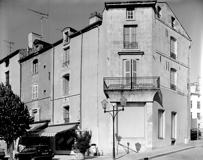 Façade, rue des Drapiers, des maisons 10 et 12, place Belliard.