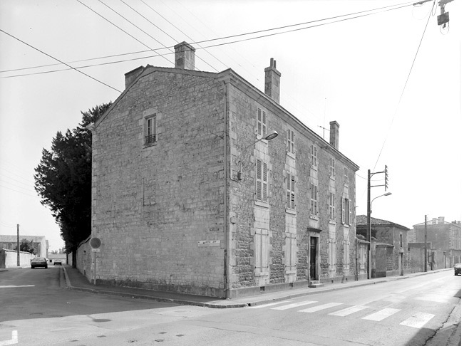 Vue prise de l'ouest de la maison 32, rue Rabelais.