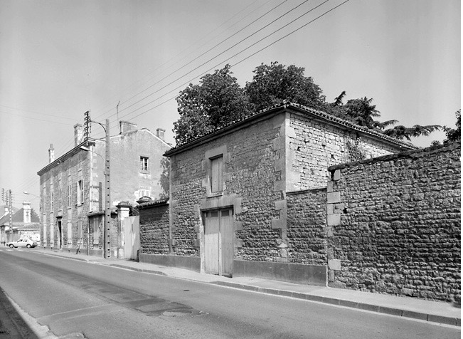 Vue prise de l'est de la maison 32, rue Rabelais. Au premier plan, les communs.