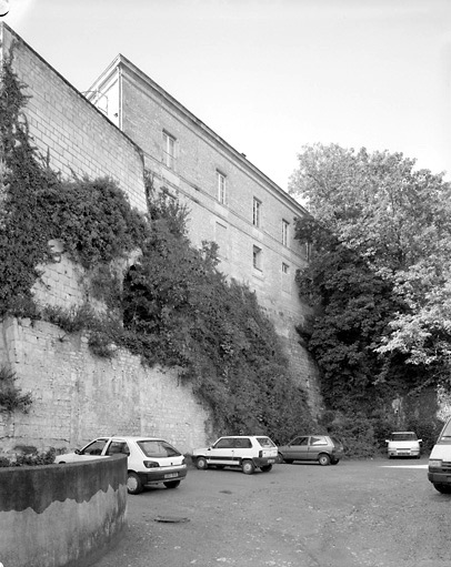 Vue prise de la cour du 6, rue Goupilleau montrant, de gauche à droite : les vestiges de la tour dite 'du donjon' (lettre B du plan Masse), la base du bâtiment qualifié de 'ruiné' en 1720 (lettre D du plan Masse) sur laquelle est construite la maison Baron et l'entrée principale du château.