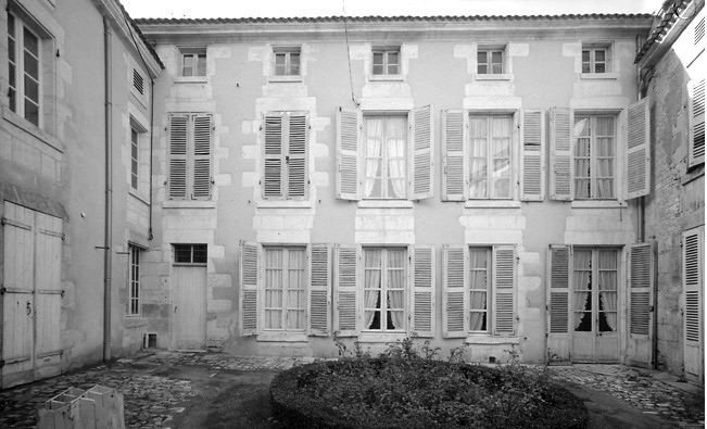 Façade sur cour du bâtiment principal.