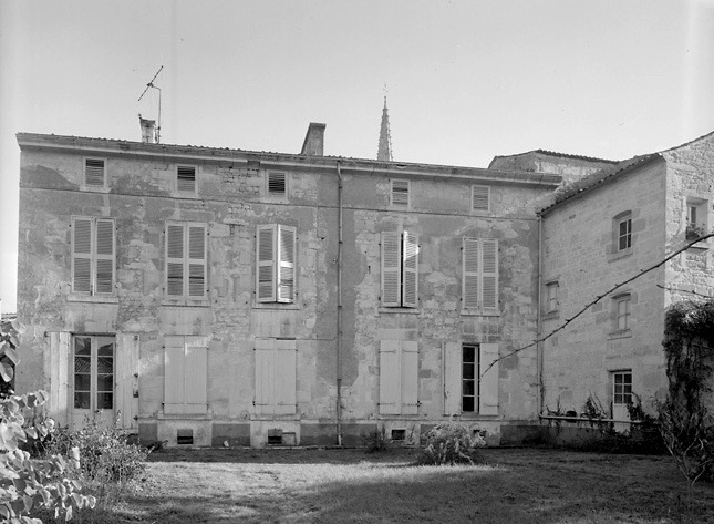 Façade sur jardin du bâtiment en prolongement du bâtiment principal.