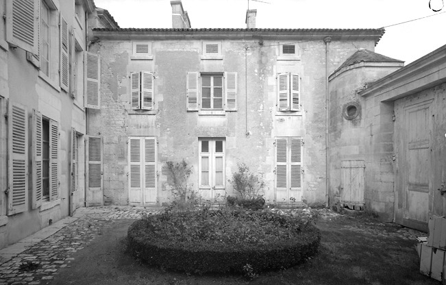 Vue prise de l'intérieur de la cour montrant l'aile de droite.