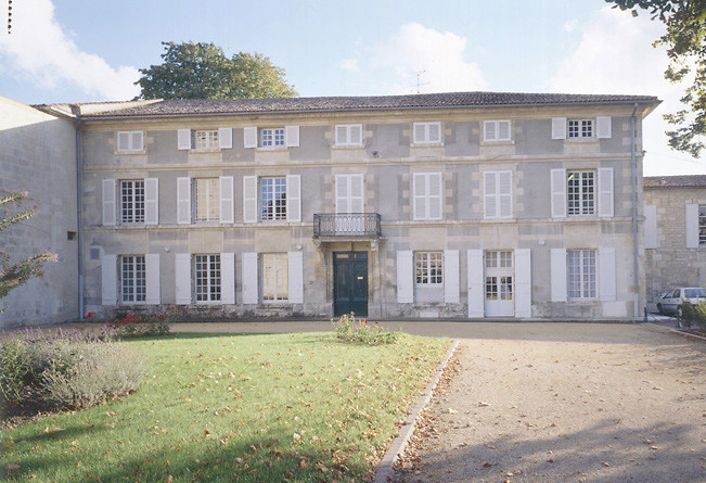 Façade sur cour du bâtiment principal.