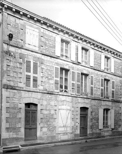 Façade des deux maisons 6 et 8, rue Benjamin-Fillon.