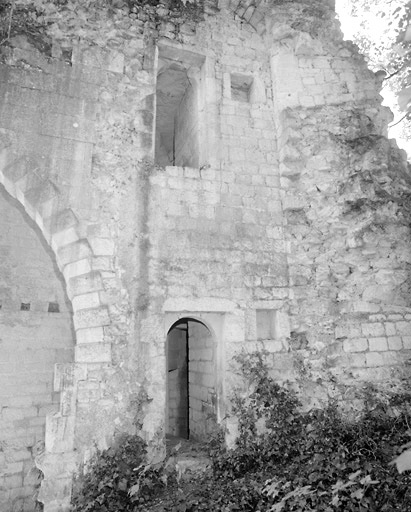 Vestiges de la tour de la Boulaye vus de l'esplanade du château.