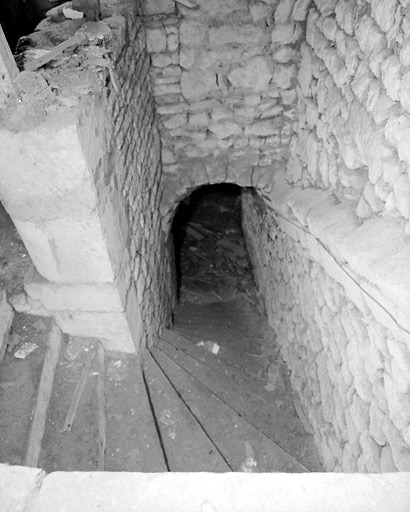 Bâtiment en prolongement du bâtiment principal : escalier de descente au deuxième sous-sol cf 96 85 545 et 546 X.