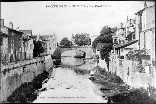Le Pont-Neuf vu du nord, au début du siècle, carte postale ancienne. (B. M. Fontenay-le-Comte).