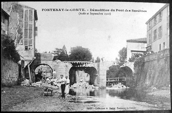 Le pont vu du sud pendant sa démolition en 1910. Carte postale ancienne. (B. M. Fontenay-le-Comte)