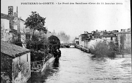 Le pont vu du sud lors de la crue de 1904. Carte postale ancienne. (B.M. Fontenay-le-Comte)