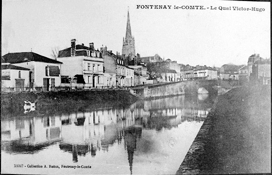 Le quai Victor-Hugo au début du siècle. Carte postale ancienne. (BM Fontenay-le-Comte).