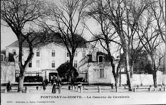 La caserne au début du siècle. Carte postale ancienne.