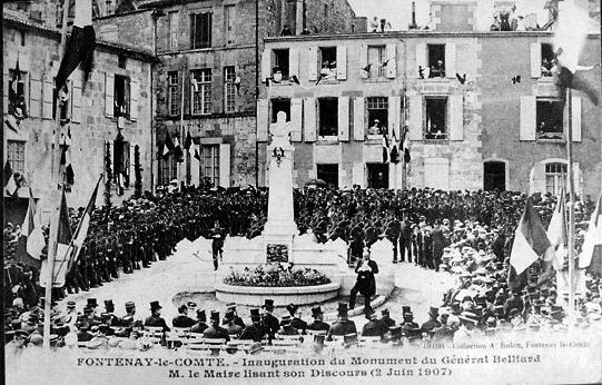 Inauguration du monument le 2 juin 1907. Carte postale ancienne.