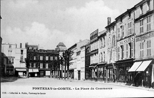 La place du Commerce au début du siècle. Carte postale ancienne. (BM Fontenay-le-Comte).