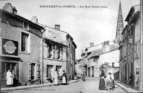 La rue Saint-Jean au début du siècle. Carte postale ancienne. (BM Fontenay-le-Comte).