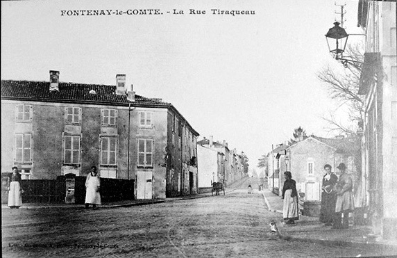 La rue Tiraqueau vue de la place Viète au début du siècle. Carte postale ancienne. (BM Fontenay-le-Comte).