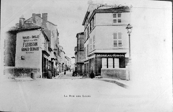 La rue des Loges vue du Pont des Sardines, au début du siècle. Carte postale ancienne. (BM Fontenay-le-Comte).