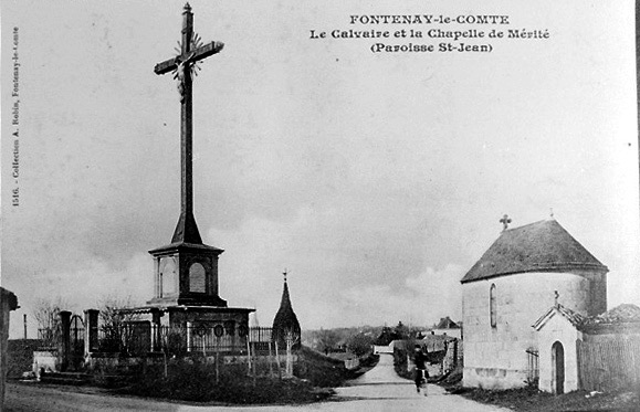 Le calvaire et la chapelle de Mérité (paroisse Saint-Jean). Carte postale ancienne. (BM Fontenay-le-Comte).