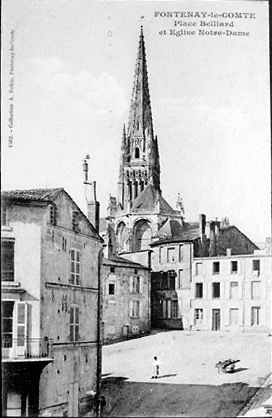 La place Belliard et l'église Notre-Dame au début du siècle. Carte postale ancienne. (BM Fontenay-le-Comte).