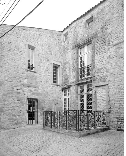 Vue du second logis prise de la rue de la Harpe.