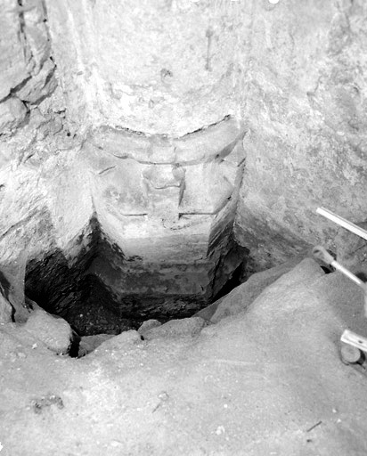 Vestiges de la chapelle : base du pilier à l'angle du mur nord et du chevet.