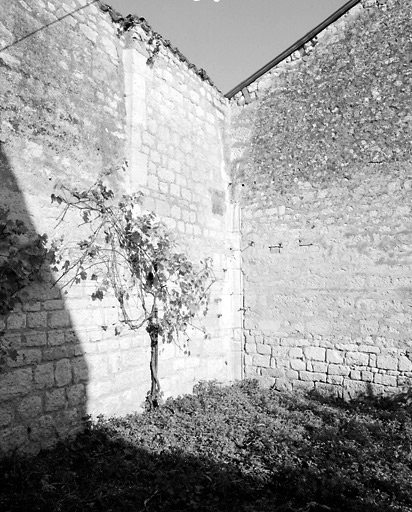 Vestiges de la chapelle : partie droite du mur nord de la deuxième travée.