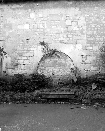 Vestiges des bâtiments conventuels : entrée murée du passage couvert menant du parvis de la chapelle à la cour du couvent.