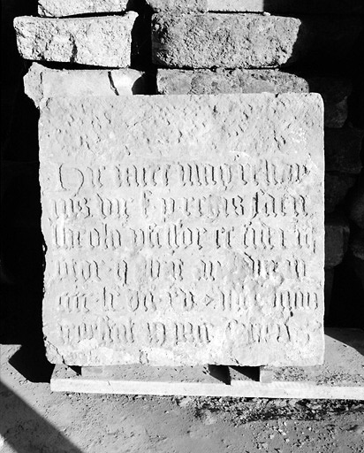 Epitaphe scellée sur la façade ouest de la chapelle.