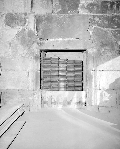 Vestiges de la chapelle : porte de la façade ouest.